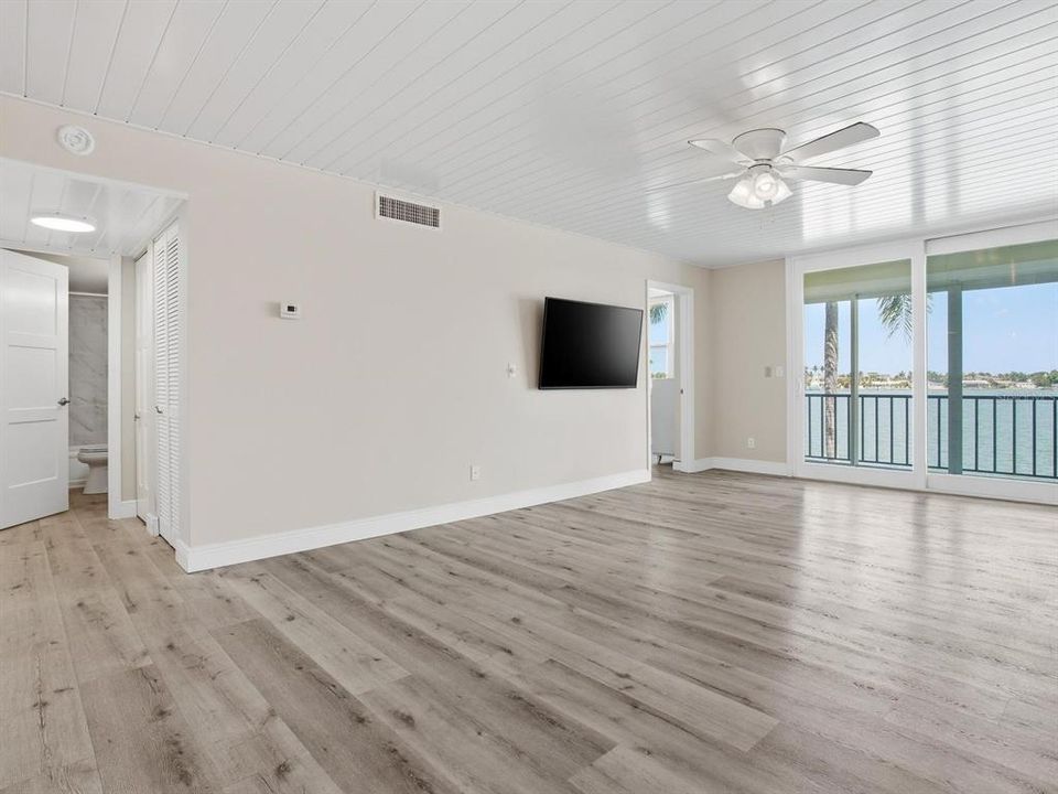 For Sale: $425,000 (2 beds, 2 baths, 1045 Square Feet)