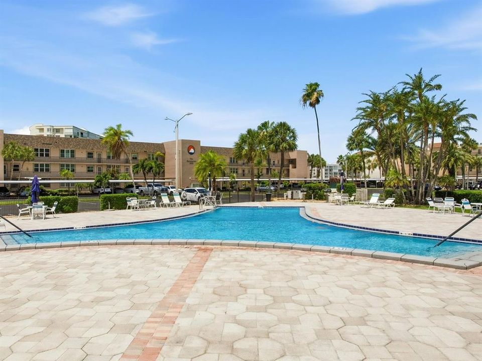 For Sale: $425,000 (2 beds, 2 baths, 1045 Square Feet)