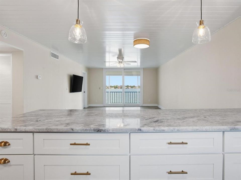 For Sale: $425,000 (2 beds, 2 baths, 1045 Square Feet)