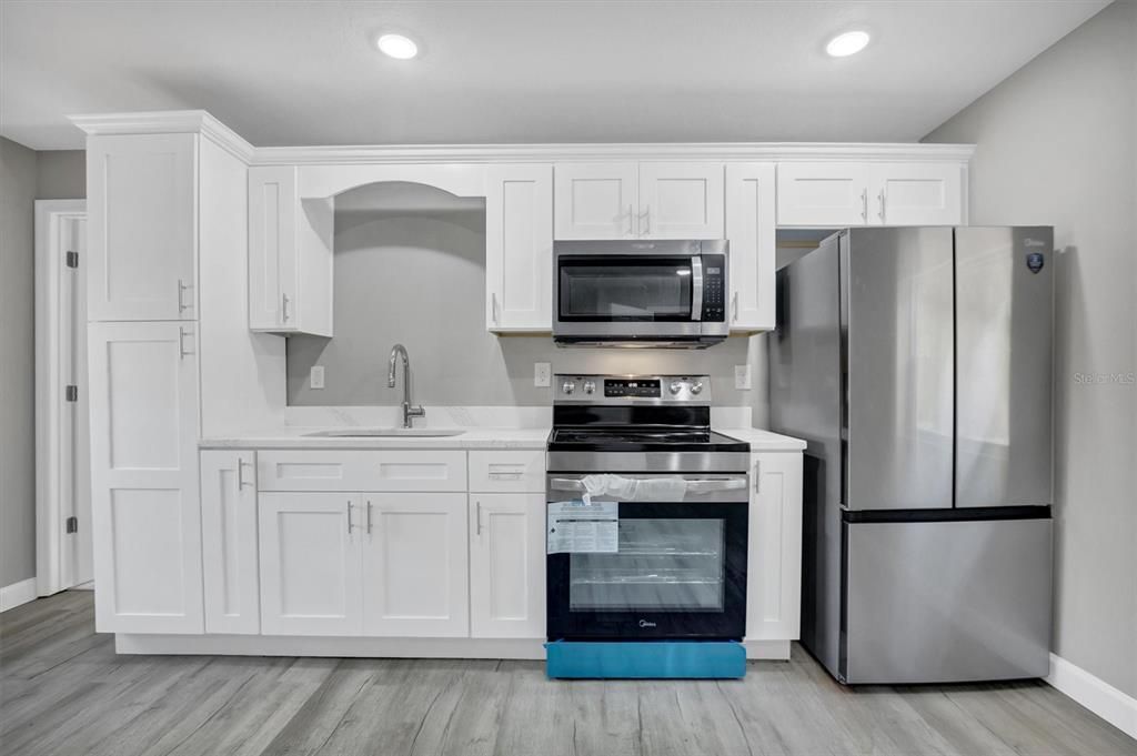 For Sale: $159,900 (3 beds, 3 baths, 912 Square Feet)