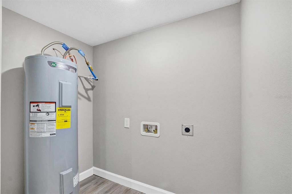 For Sale: $159,900 (3 beds, 3 baths, 912 Square Feet)