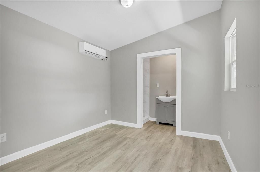 For Sale: $159,900 (3 beds, 3 baths, 912 Square Feet)