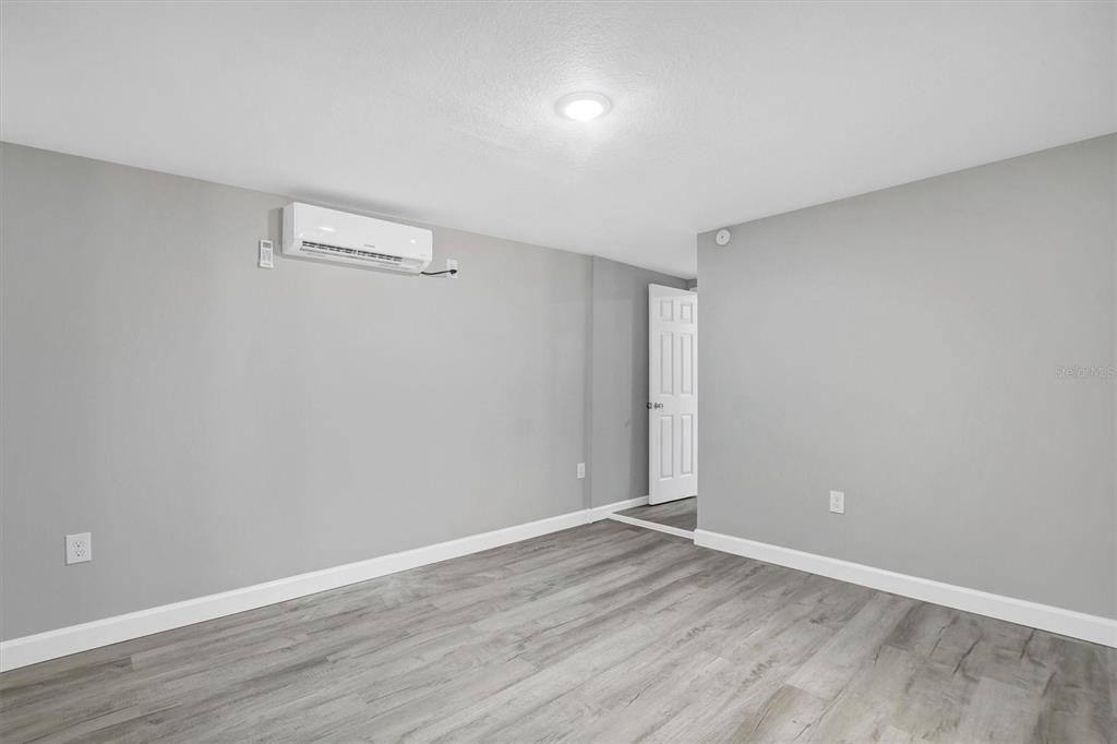 For Sale: $159,900 (3 beds, 3 baths, 912 Square Feet)