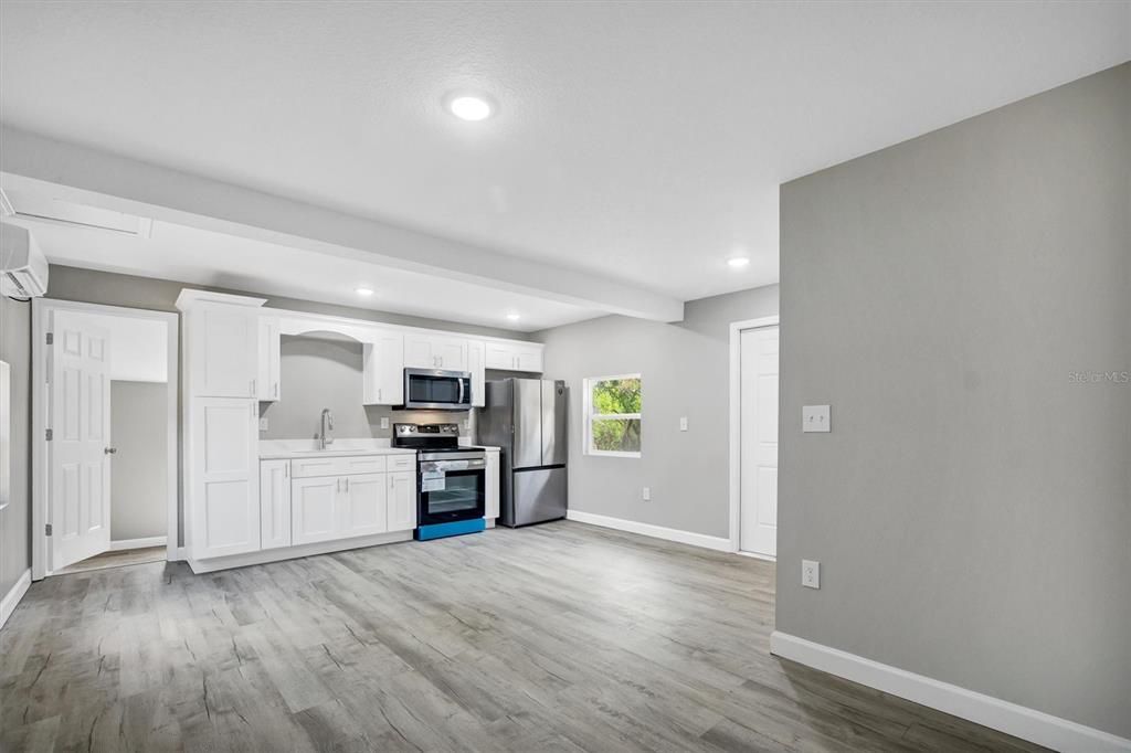 For Sale: $159,900 (3 beds, 3 baths, 912 Square Feet)