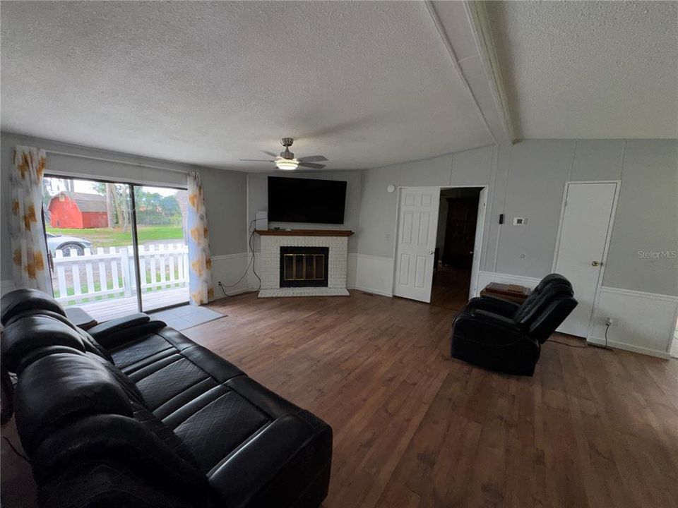 For Sale: $280,000 (3 beds, 2 baths, 1416 Square Feet)