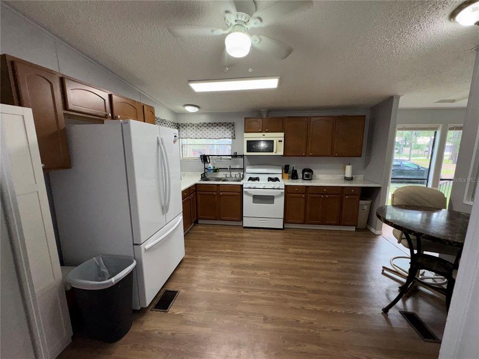 For Sale: $280,000 (3 beds, 2 baths, 1416 Square Feet)