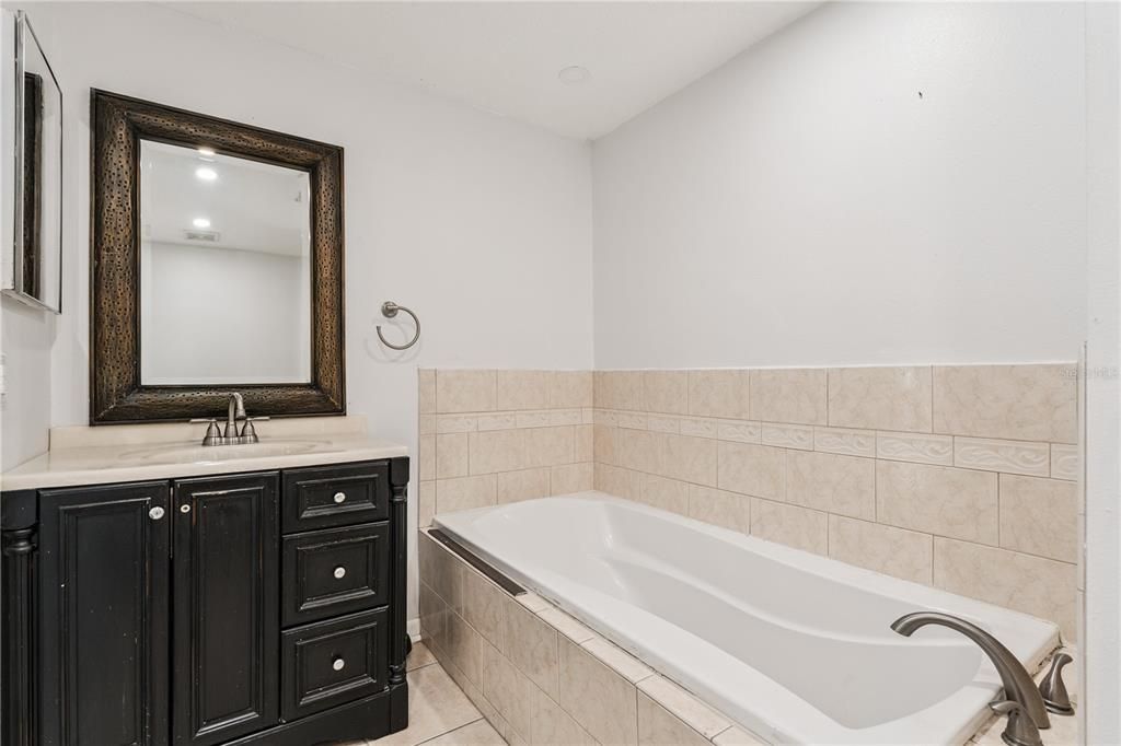 На продажу: $165,000 (2 спален, 2 ванн, 1030 Квадратных фут)