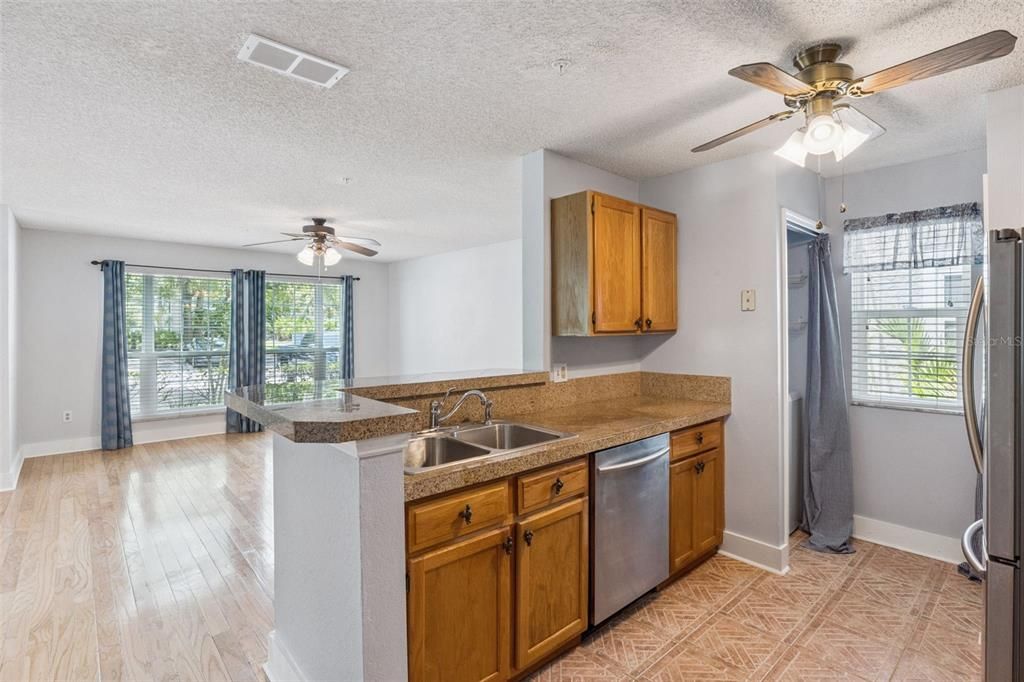 Activo con contrato: $225,000 (3 camas, 2 baños, 1151 Pies cuadrados)