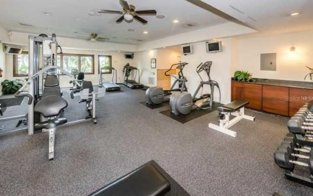 For Sale: $115,000 (1 beds, 1 baths, 729 Square Feet)
