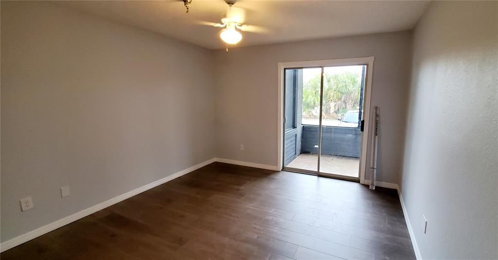 For Sale: $115,000 (1 beds, 1 baths, 729 Square Feet)