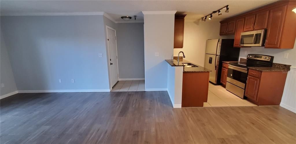 For Sale: $115,000 (1 beds, 1 baths, 729 Square Feet)