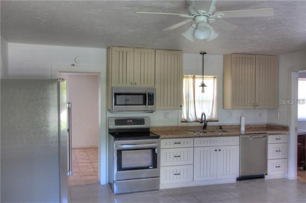 For Rent: $1,995 (3 beds, 1 baths, 911 Square Feet)