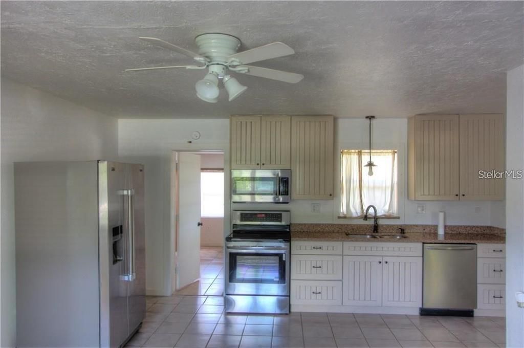 For Rent: $1,995 (3 beds, 1 baths, 911 Square Feet)