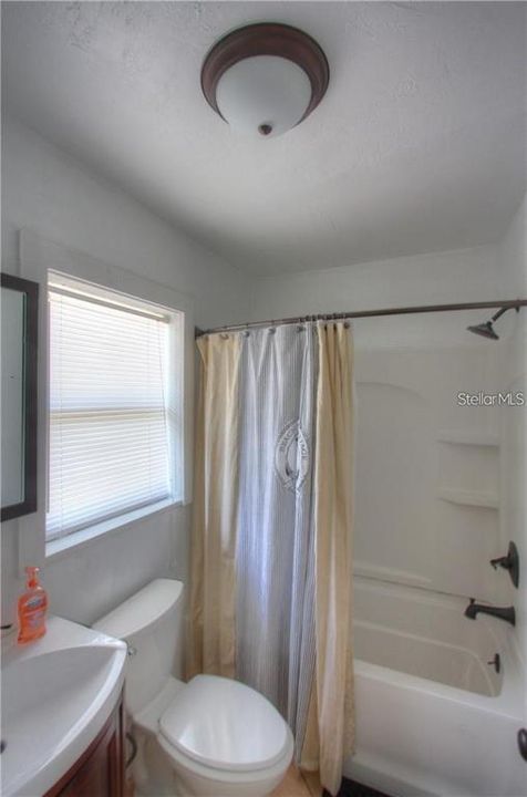 For Rent: $1,995 (3 beds, 1 baths, 911 Square Feet)