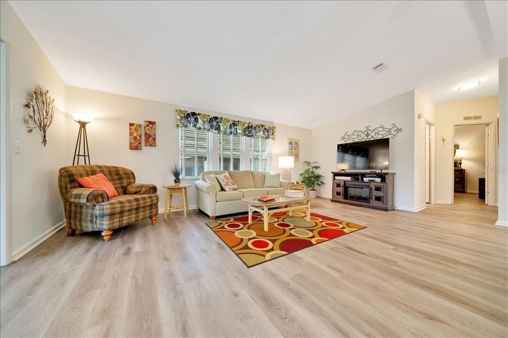 For Sale: $294,000 (2 beds, 2 baths, 1456 Square Feet)