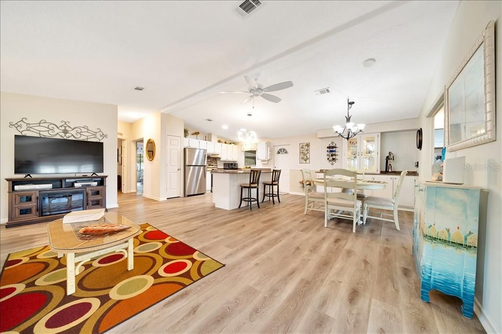 For Sale: $294,000 (2 beds, 2 baths, 1456 Square Feet)