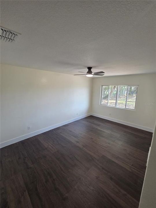For Sale: $365,000 (3 beds, 3 baths, 1913 Square Feet)