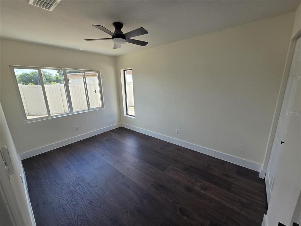 For Sale: $365,000 (3 beds, 3 baths, 1913 Square Feet)