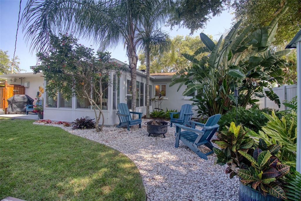 For Sale: $749,000 (2 beds, 1 baths, 1100 Square Feet)