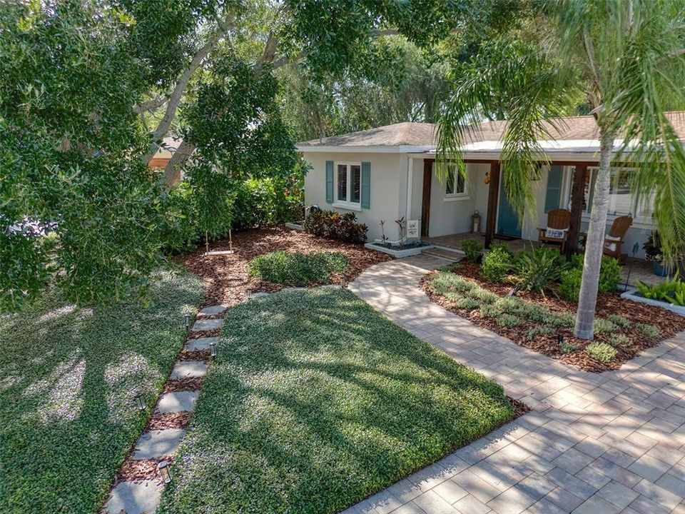For Sale: $749,000 (2 beds, 1 baths, 1100 Square Feet)