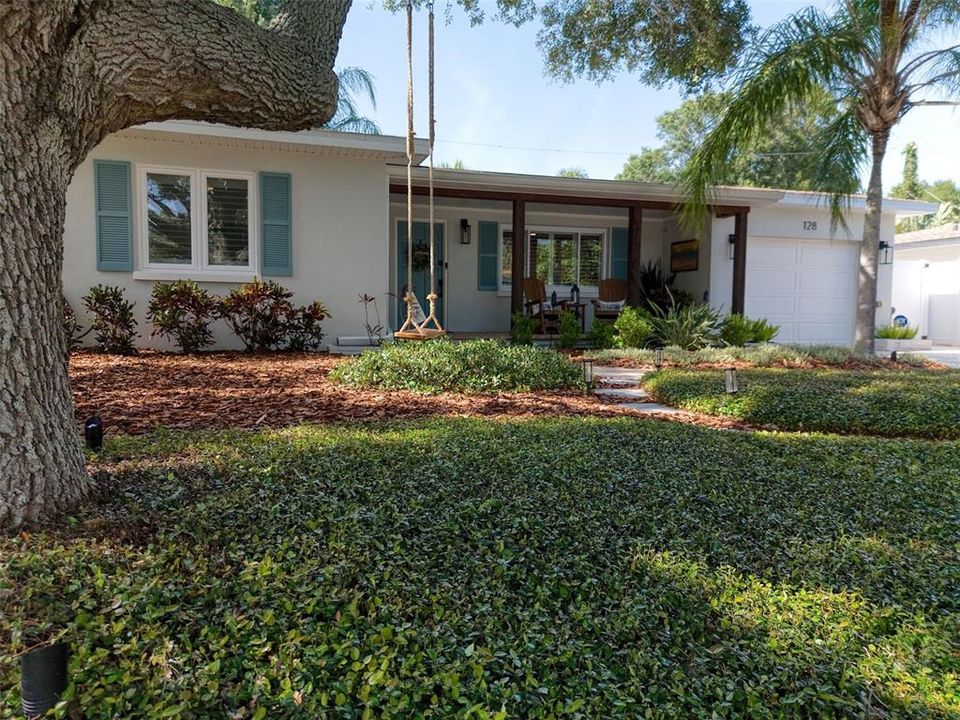 For Sale: $749,000 (2 beds, 1 baths, 1100 Square Feet)
