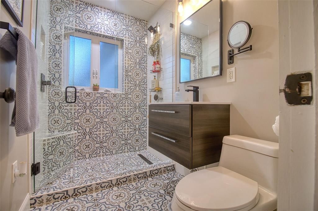 For Sale: $749,000 (2 beds, 1 baths, 1100 Square Feet)