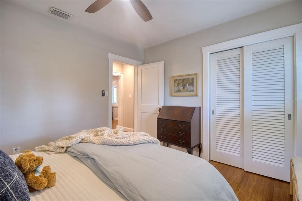 For Sale: $749,000 (2 beds, 1 baths, 1100 Square Feet)
