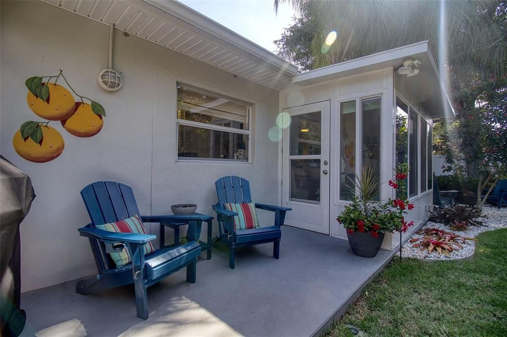 For Sale: $749,000 (2 beds, 1 baths, 1100 Square Feet)
