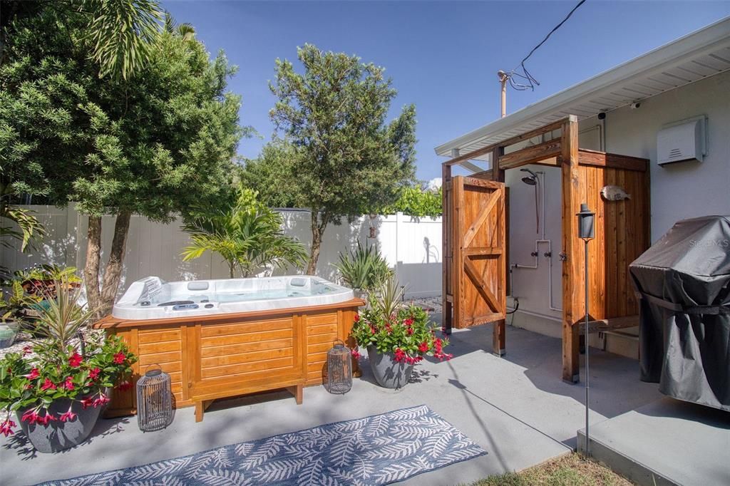 For Sale: $749,000 (2 beds, 1 baths, 1100 Square Feet)