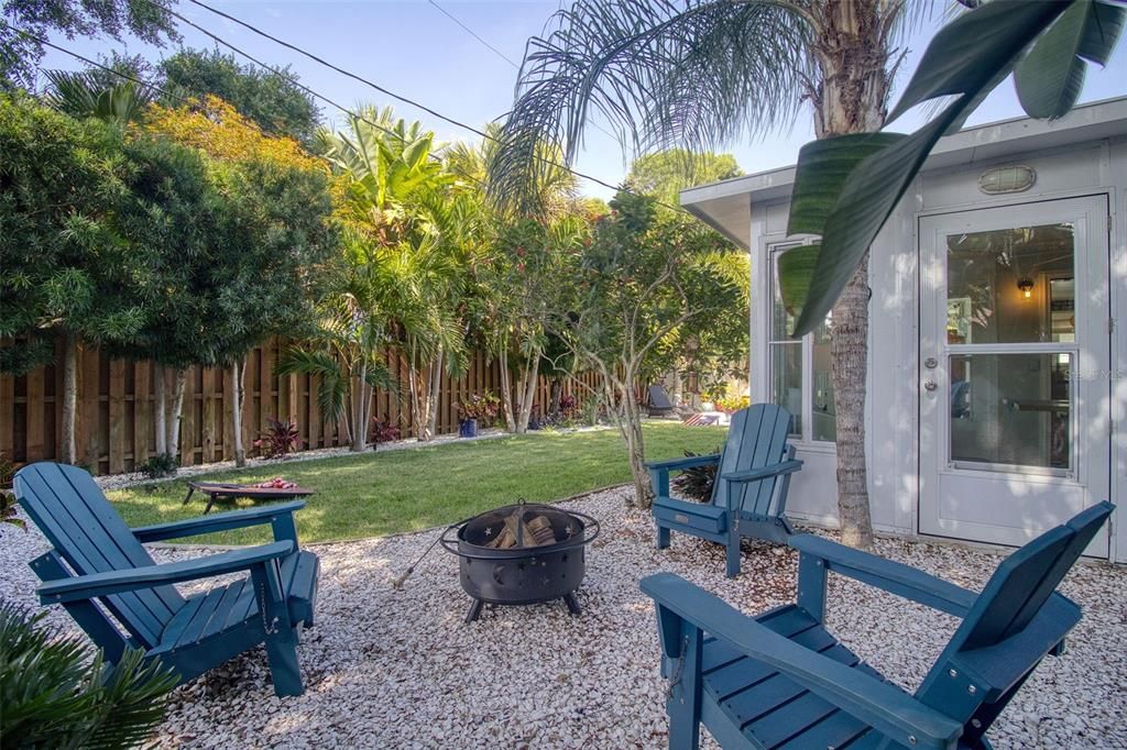 For Sale: $749,000 (2 beds, 1 baths, 1100 Square Feet)