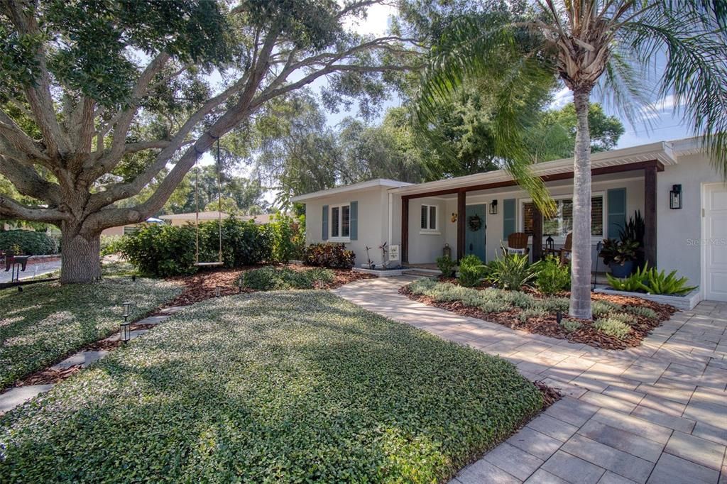 For Sale: $749,000 (2 beds, 1 baths, 1100 Square Feet)