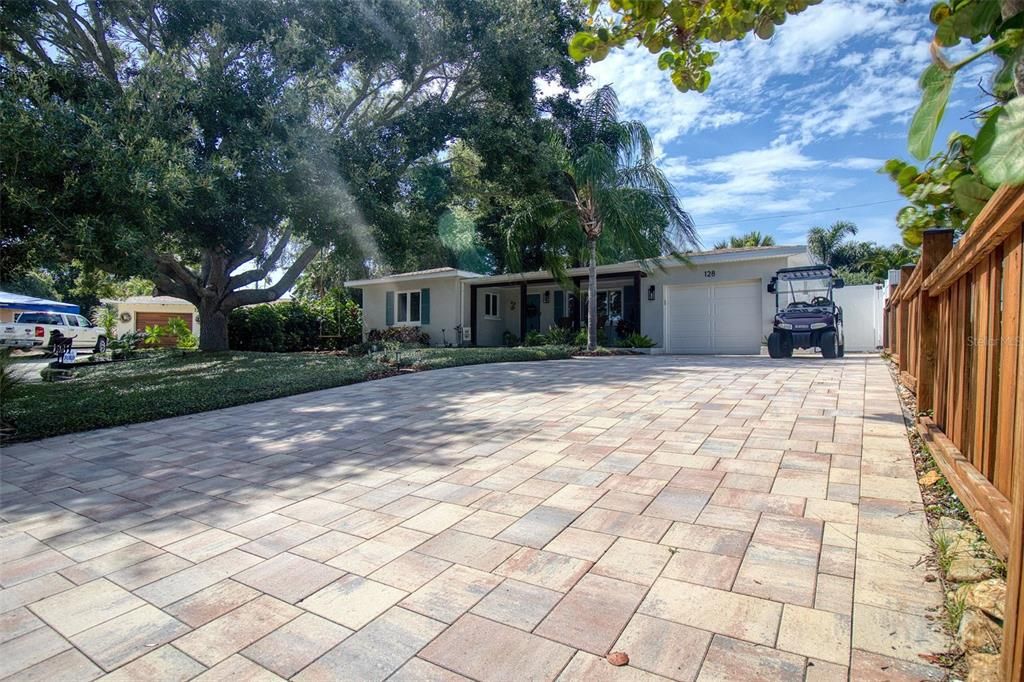 For Sale: $749,000 (2 beds, 1 baths, 1100 Square Feet)