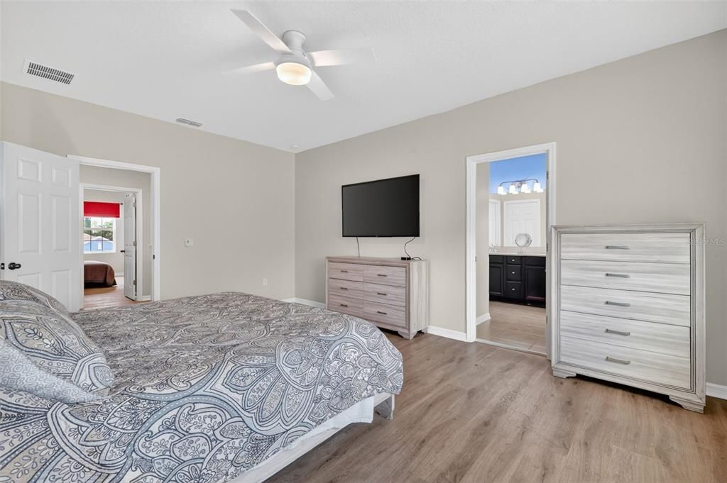 For Sale: $395,000 (5 beds, 3 baths, 2601 Square Feet)