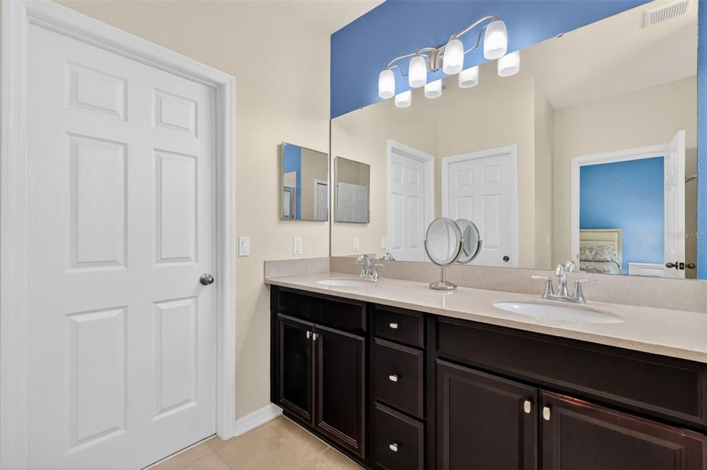 For Sale: $395,000 (5 beds, 3 baths, 2601 Square Feet)