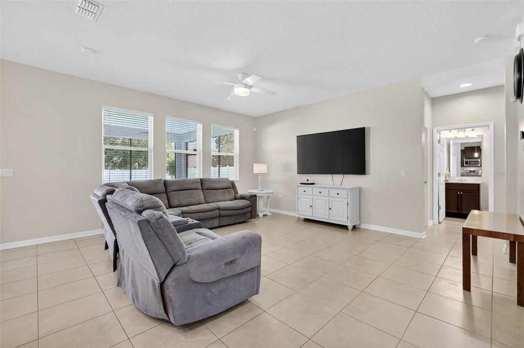 For Sale: $395,000 (5 beds, 3 baths, 2601 Square Feet)