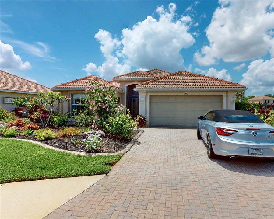 For Sale: $450,000 (3 beds, 3 baths, 1996 Square Feet)