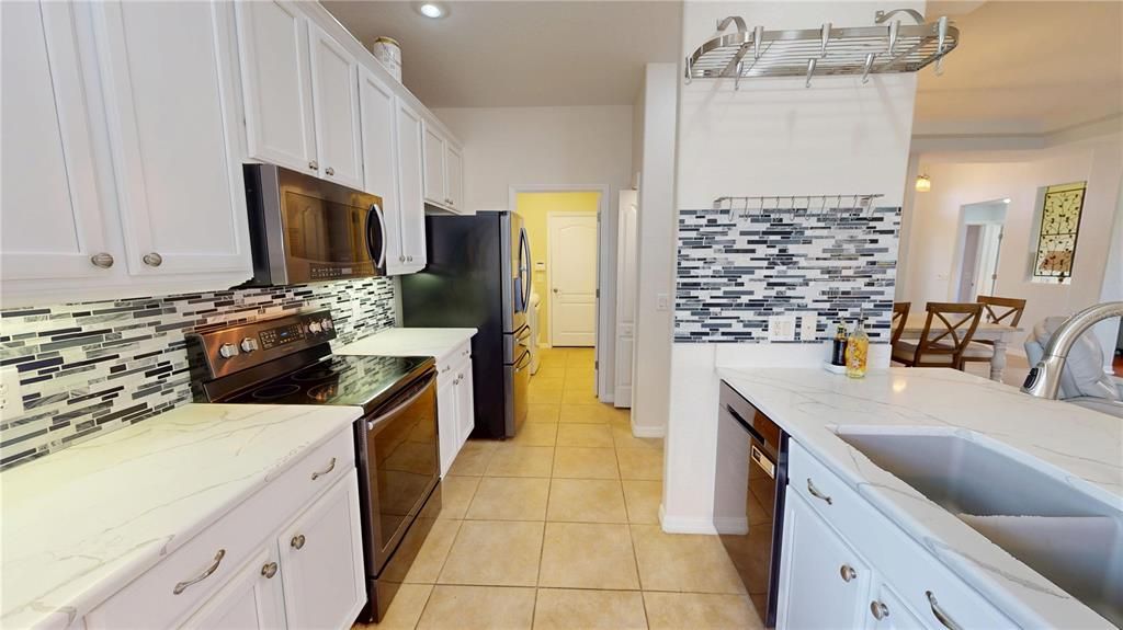 For Sale: $450,000 (3 beds, 3 baths, 1996 Square Feet)