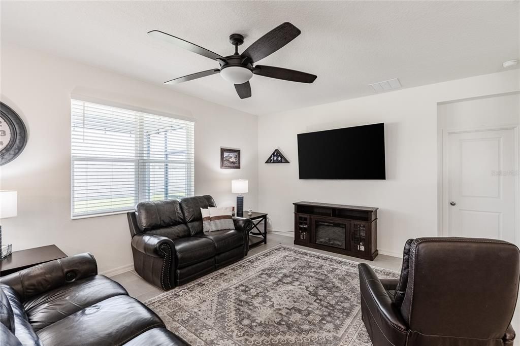 For Sale: $350,000 (4 beds, 2 baths, 1707 Square Feet)