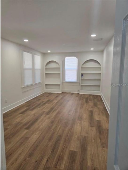 For Sale: $179,800 (2 beds, 1 baths, 768 Square Feet)