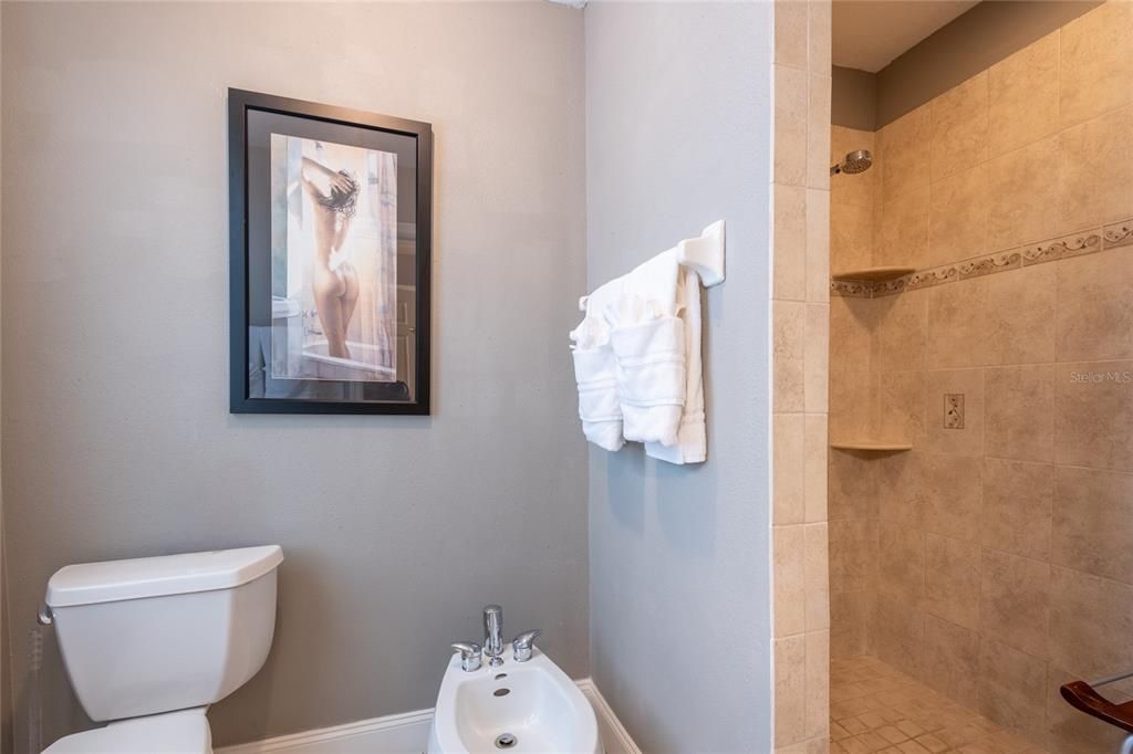 For Sale: $285,000 (2 beds, 2 baths, 1128 Square Feet)