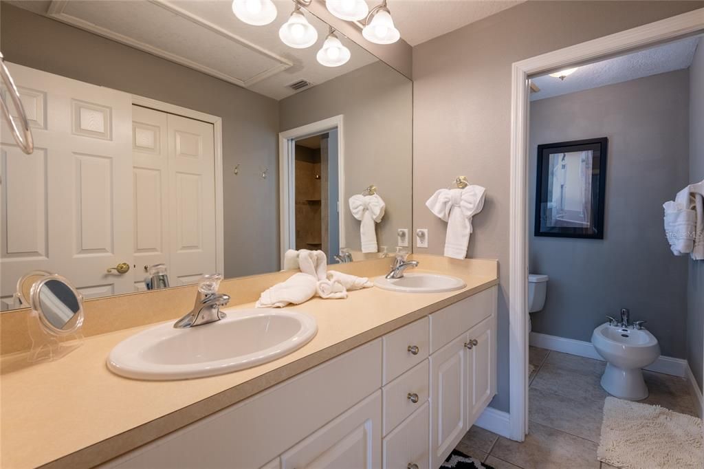 For Sale: $285,000 (2 beds, 2 baths, 1128 Square Feet)