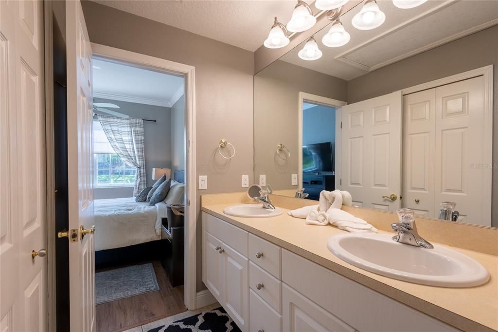 For Sale: $285,000 (2 beds, 2 baths, 1128 Square Feet)