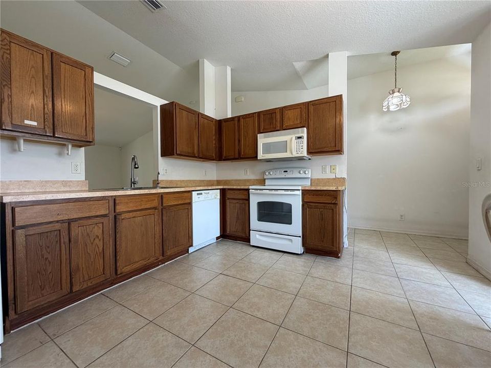 Active With Contract: $350,000 (3 beds, 2 baths, 1420 Square Feet)