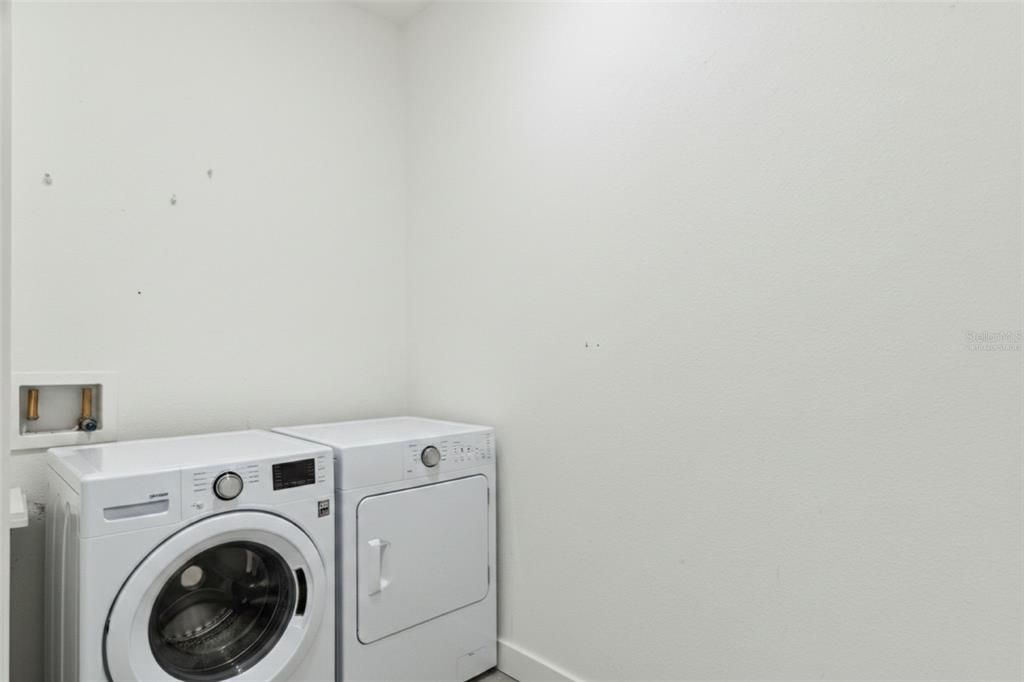 На продажу: $399,000 (4 спален, 2 ванн, 1684 Квадратных фут)