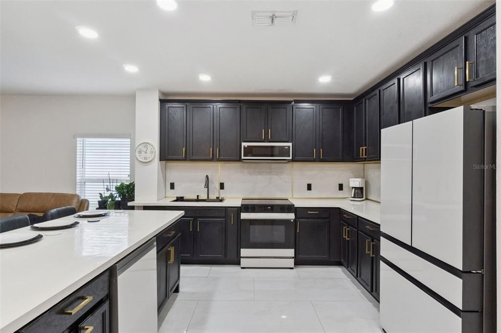 На продажу: $399,000 (4 спален, 2 ванн, 1684 Квадратных фут)