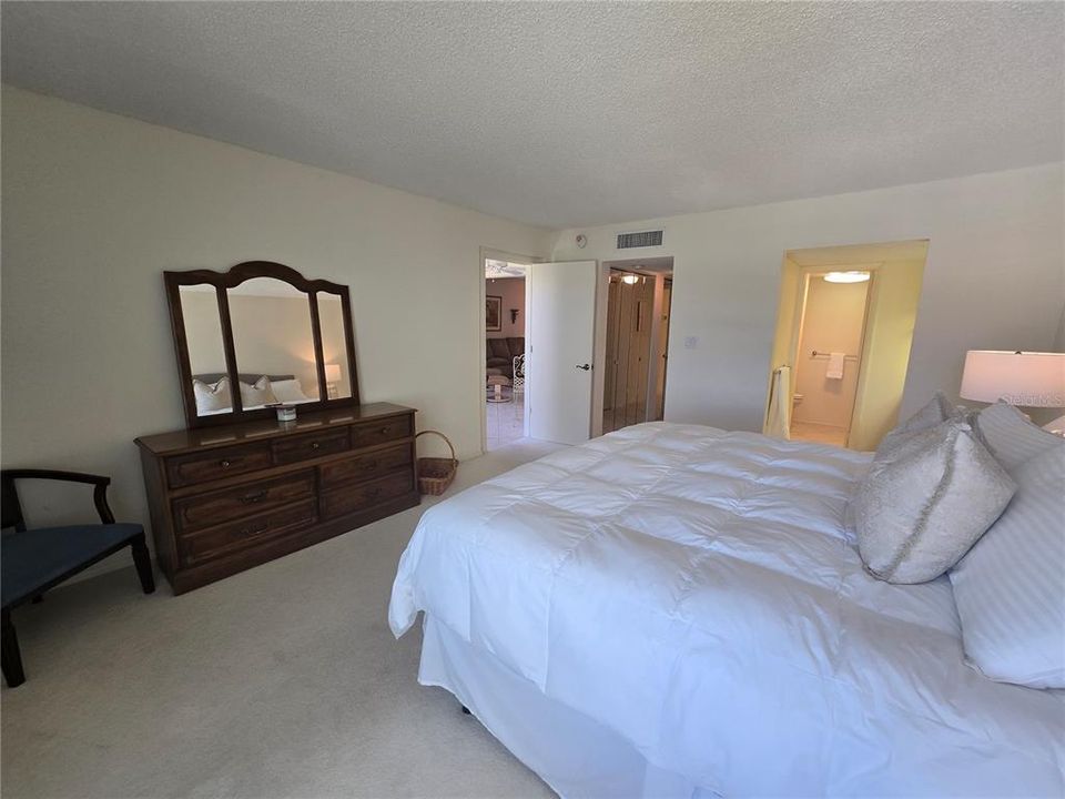 For Rent: $2,400 (2 beds, 2 baths, 1301 Square Feet)