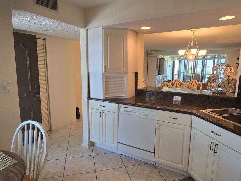 For Rent: $2,400 (2 beds, 2 baths, 1301 Square Feet)