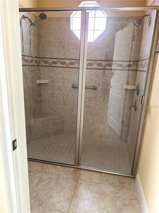 En Venta: $724,500 (4 camas, 3 baños, 3300 Pies cuadrados)