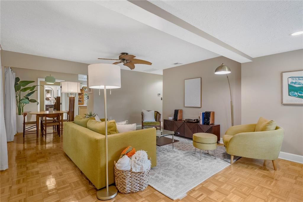 Activo con contrato: $409,800 (3 camas, 2 baños, 1169 Pies cuadrados)