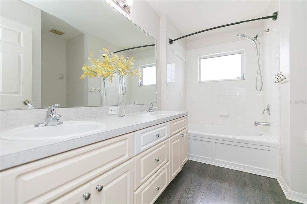 For Sale: $335,000 (3 beds, 2 baths, 1608 Square Feet)